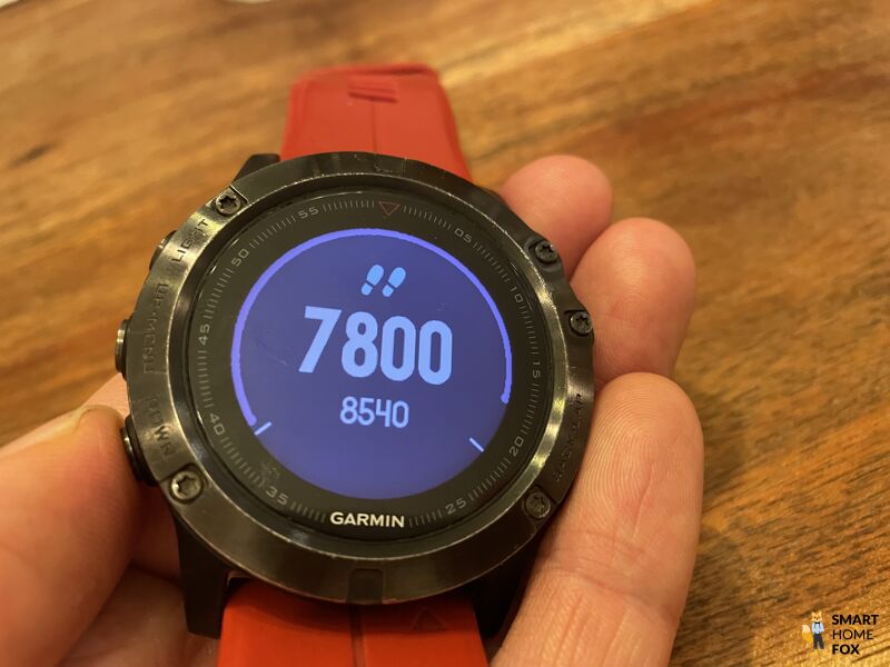 Man sieht den Schrittzähler auf der Garmin Fenix 5X Plus.